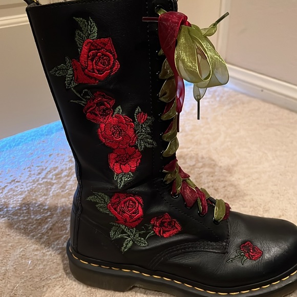 DR. MARTEN 14-eye Vonda Casual Boot! Roses and stems embroidered. Good condition - Picture 5 of 8